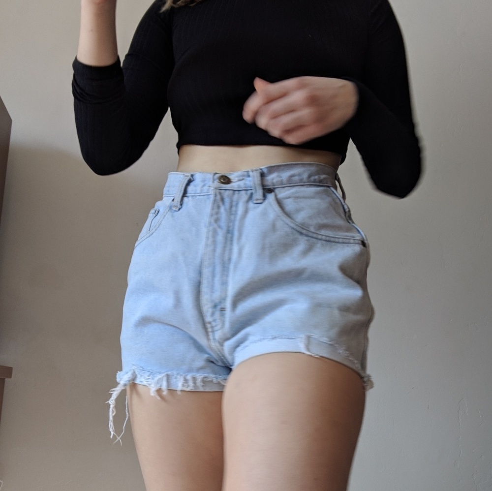 90s VINTAGE🌻 High waisted light wash shorts